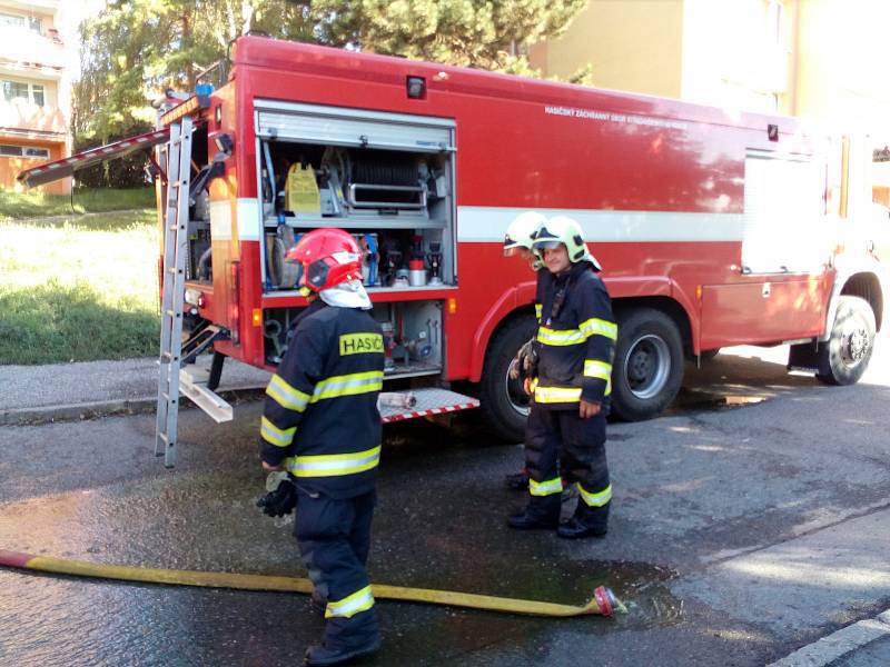 Dohašování požáru budovy bývalého mlýna ve Slaném