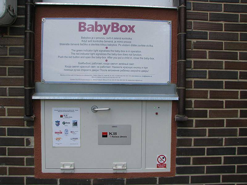 Holčička nalezená v kladenském babyboxu v tamní oblastní nemocnici je prvním odloženým dítětem za rok existence této kladenské anonymní vyhřívané schránky na děti.