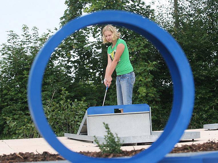 Slaňáci se po letech dočkají minigolfu již letos, a to v areálu aquaparku a sousedního SK Slaný. Nebudou to sice dráhy závodní, ale radost udělají malým i velkým.