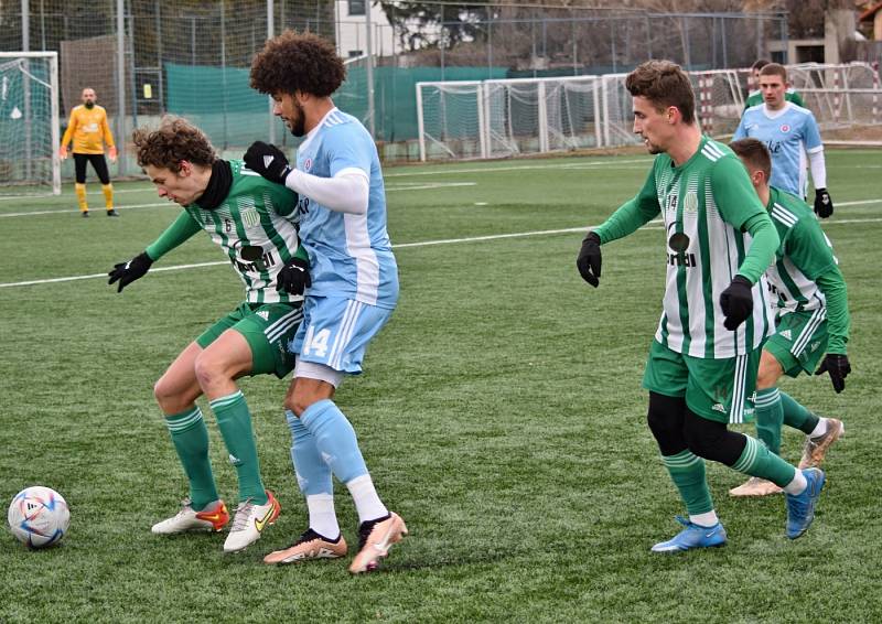 Slovan Bratislava B (ve světle modrém) porazil v přípravě Sokol Hostouň 2:1.