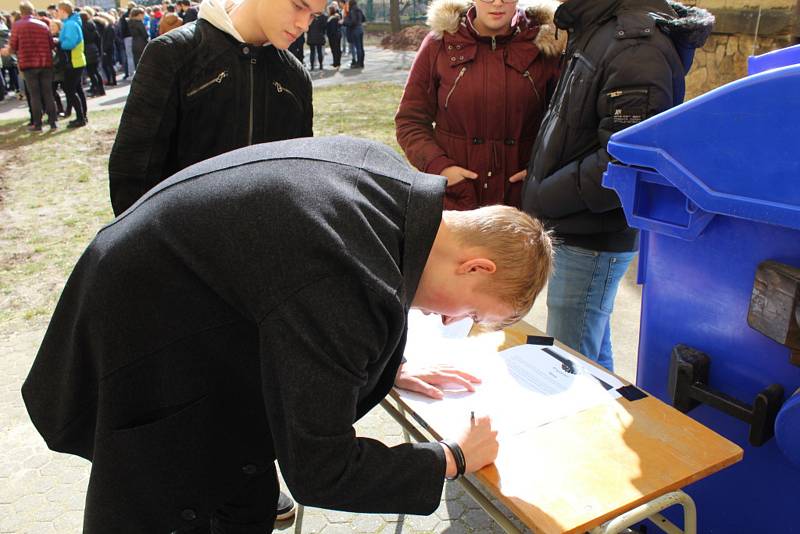 Ve dvoře Gymnázia Kladno stávkovaly stovky studentů.