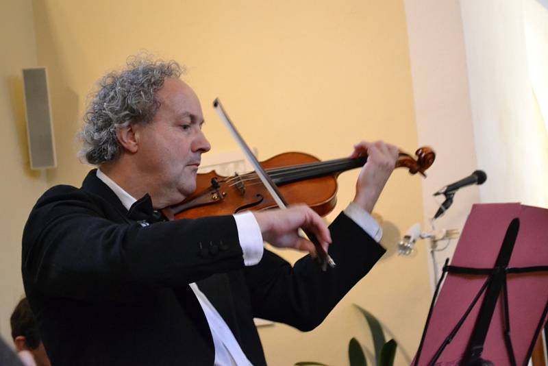 Nedělní koncert v tuchlovickém kostele poctil svou účastní houslový virtuóz Václav Hudeček. Při hře ho doprovodil smyčcový soubor Consortium Pragense.