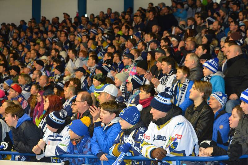 Čtvrté semifinále play off - Kladno (v modrém) hostilo České Budějovice.