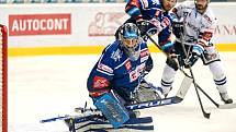 Hokejová extraliga: Kladno (v modrém) poprvé v sezoně porazilo Vítkovice, v prodloužení je udolalo 4:3. Landon Bow překonal český rekord v počtu odchytaných zápasů.
