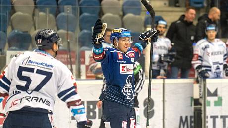 Hokejová extraliga: Kladno (v modrém) poprvé v sezoně porazilo Vítkovice, v prodloužení je udolalo 4:3. Adam Kubík slaví.
