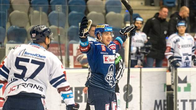 Hokejová extraliga: Kladno (v modrém) poprvé v sezoně porazilo Vítkovice, v prodloužení je udolalo 4:3. Adam Kubík slaví.