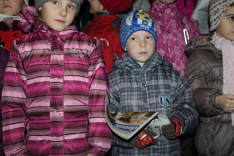 K akci Česko zpívá koledy se připojili podruhé také ve Velvarech. Hlavním organizátorem byla tamní základní škola