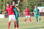 Tuchlovická premiéra v kraji, derby však ovládla Hostouň (v zeleném). Hostující Zachariáš v souboji s s Hadrikou (v červeném). 