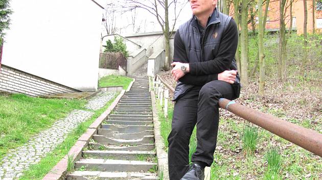 PŘEDSEDA SPOLKU PODPRŮHON Vladimír Líba na jednom ze zanedbaných schodišť u bývalého Muňáku.