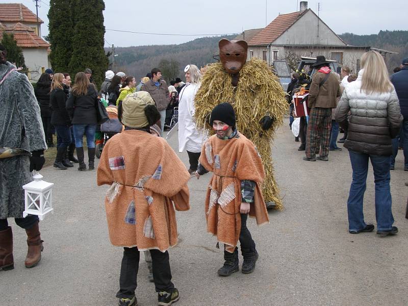 Masopustní průvod ukončilo zastřelení medvěda.