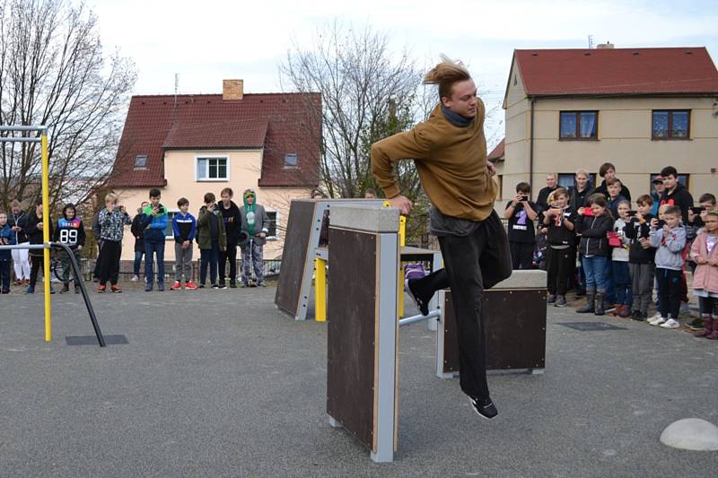 Ze slavnostního otevření parkourového a workoutového hřiště.