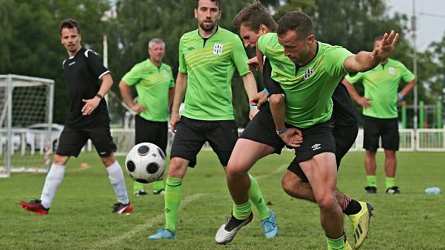 Duel o třetí místo sehrály týmy SK Lány a FC Netrénujeme // Fotbalový turnaj 4+1 / Lidice