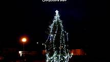 Vánoční strom ve městě Buštěhrad.