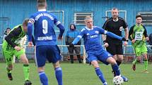Fotbalisté Velvar (v modrém) v 19. kole ČFL B rozstříleli rezervu FK Mladá Boleslav 5:0.