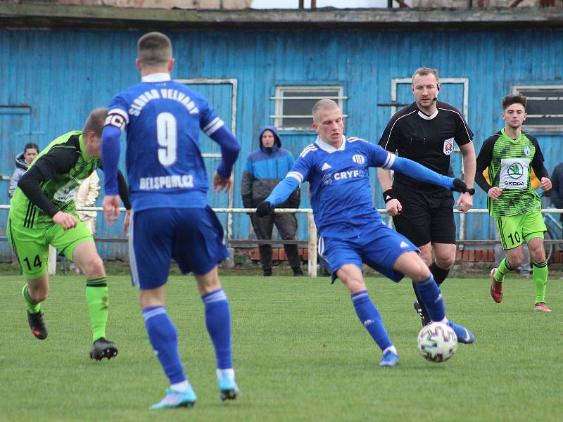 Fotbalisté Velvar (v modrém) v 19. kole ČFL B rozstříleli rezervu FK Mladá Boleslav 5:0.