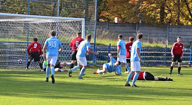 Kralupy (v modrém) v derby I. B třídy přehrály doma po obratu béčko Velvar 3:1. Pomohlo jim vyloučení Podivínského