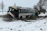 Tragická nehoda autobusu u Středokluk. Jedna žena na místě zemřela