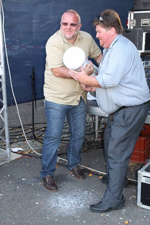 Rožnění uherského býka. Slaný, 8. září 2012. Spojeno s návštěvou památek v rámci Dnů evropského dědictví a odhalením obří keramické slánky do slánské sbírky. Věnovalo ji sdružení patriotů Slaného. Nechyběl ani koncert Ivana Mládka.