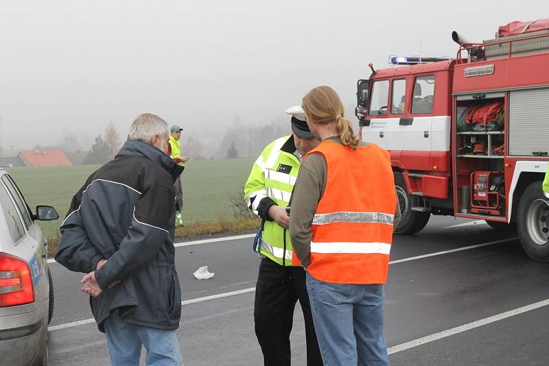 Vážná dopravní nehoda se stala dopoledne 20. listopadu na silnici I/7 u Slaného na exitu u Kvíce. Nehoda ochromila silnici na několik hodin.