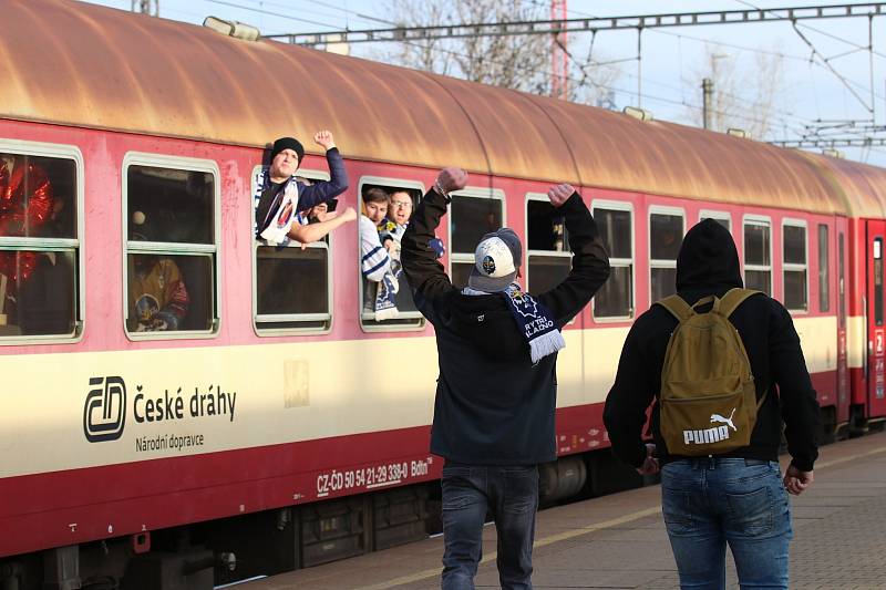 Fanoušci Kladna vyrazili na Spartu, tady vystupují v Libni.