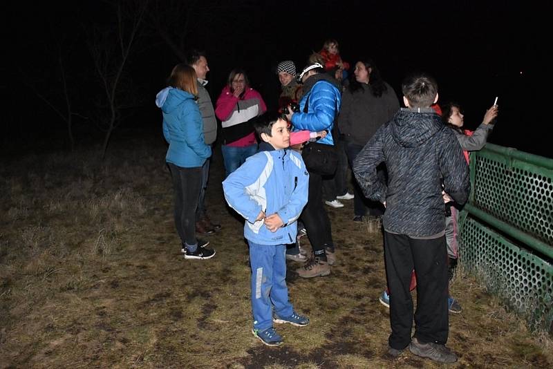 Keltský telegraf na Slánské hoře v roce 2018. Tehdy se u něj sešlo zhruba 40 lidí, včetně starosty Slaného Martina Hrabánka.