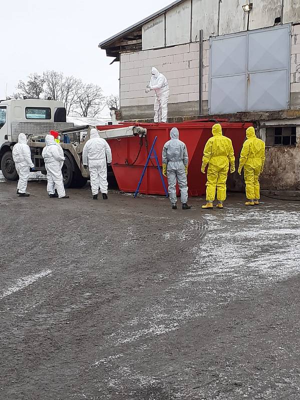 Likvidace nemocného chovu kachen na farmě v Lánech.