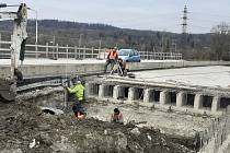 Most v Kladně má být hotový v červnu, dílo je po předchůdcích plné vad.