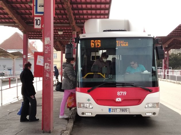 Ve sporu Kladna o placení veřejné dopravy soud podpořil Středočeský kraj