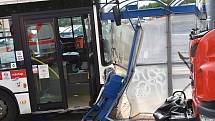 Autobus ve Slaném smetl zastávku, jeden chlapec zemřel.