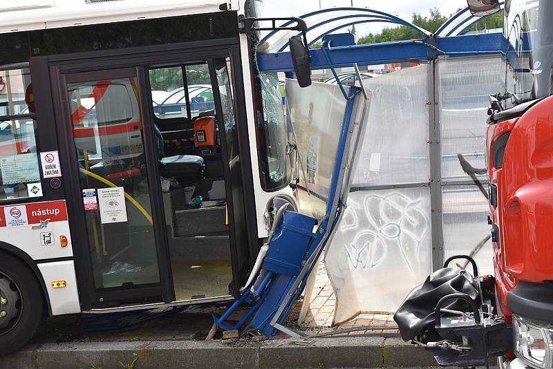 Autobus ve Slaném smetl zastávku, jeden chlapec zemřel.