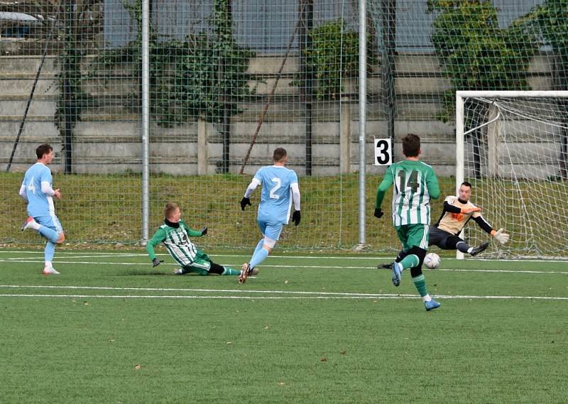 Slovan Bratislava B (ve světle modrém) porazil v přípravě Sokol Hostouň 2:1.