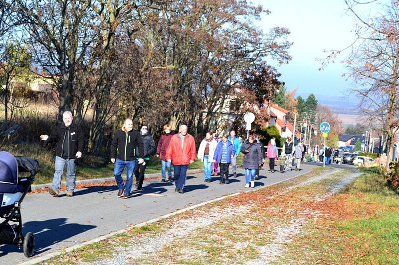 Po otevření zrekonstruované kapličky si účastníci vyšlápli na nedalekou haldu bývalého dolu Nosek