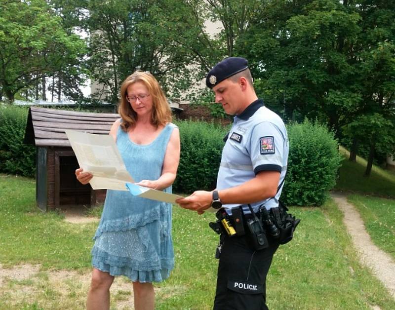 Zloději kradou v bytech a domech nejčastěji v létě, kladenští policisté proto opět míří do terénu.