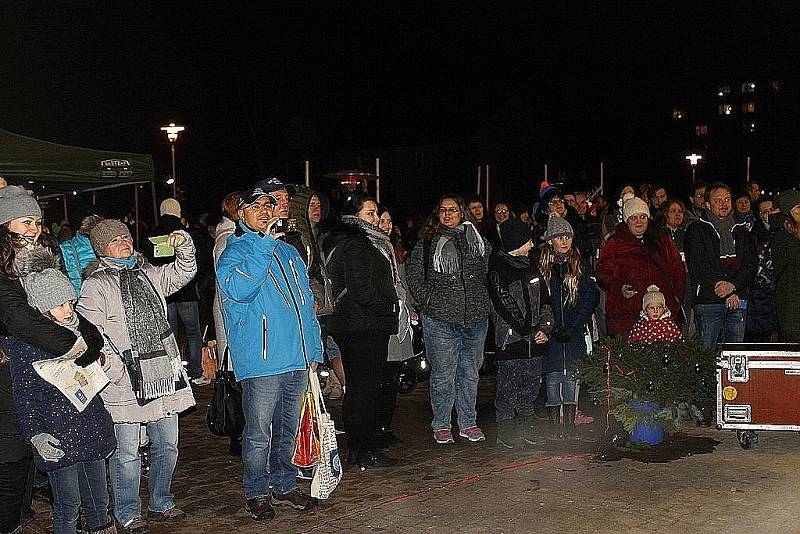 Kladensko zpívalo koledy s Deníkem také před 3. Základní školou ve Slaném. Dorazilo opět několik stovek lidí.