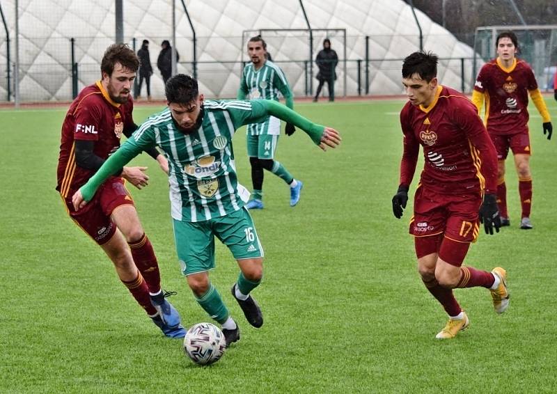 Hostouň (v zeleném) se vrátila do přípravy a remizovala s Duklou B 1:1.