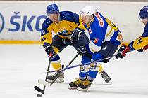 Zajímavý zápas nabídlo středeční kolo II. hokejové ligy: Řisuty (v modrém střelec jediné branky Petr Patyk) - Písek 1:2 po prodloužení.