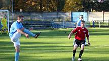 Kralupy (v modrém) v derby I. B třídy přehrály doma po obratu béčko Velvar 3:1. Pomohlo jim vyloučení Podivínského