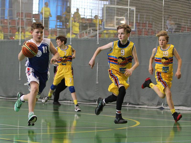 Mladí basketbalisté Kladna (v modrobílém) dělají velké pokroky. 