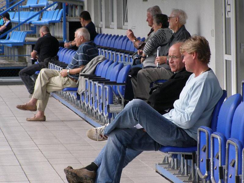 SK Kladno - Viktoria Plzeň B. Předseda klubu Josef Drahota v debatě s koučem Zbyňkem Bustou. Ten je od pondělka 10. října novým trenérem SK