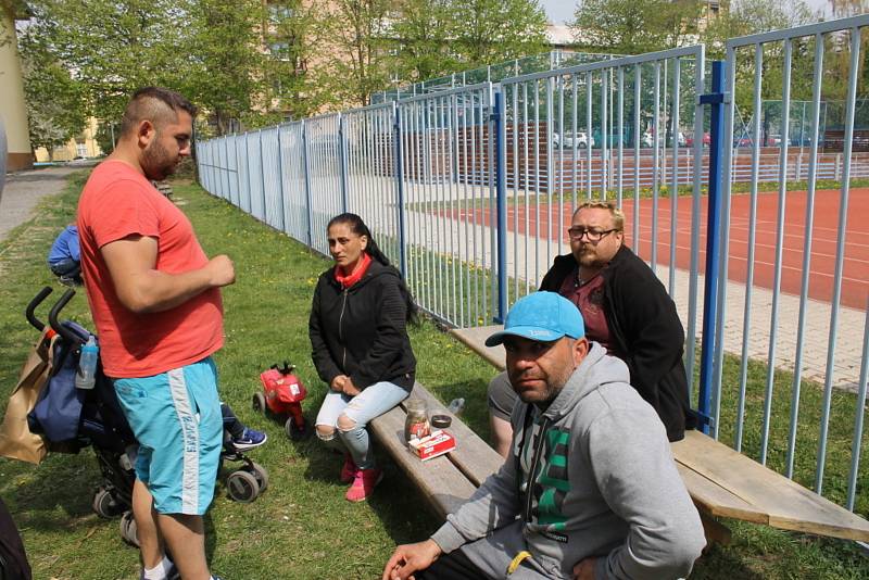 Lidé z vyhořelé ubytovny na ulici nepůjdou. Vedení města hledá řešení.