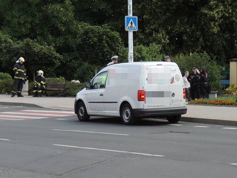 Vážná nehoda se stala v pátek dopoledne nedaleko kladenského gymnázia. Auto zde srazilo chodkyni.