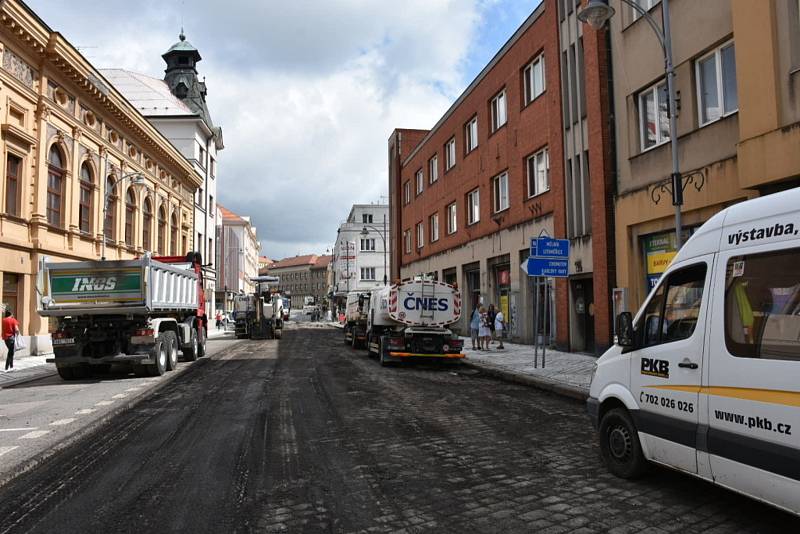 Oprava vozovky v centru Slaného.