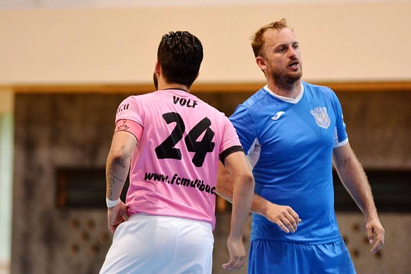 Malibu Mladá Boleslav (v růžovém) porazilo doma v poháru SK Kladno 5:3. Vpravo hostující Petr Šnídl.