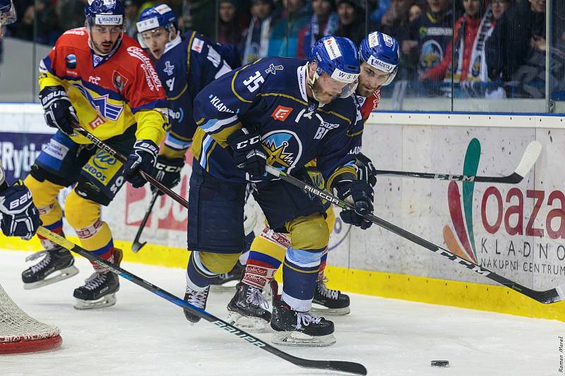 České Budějovice porazily ve čtvrtém zápase série Kladno (v modrém) a snížily stav na 1:3.