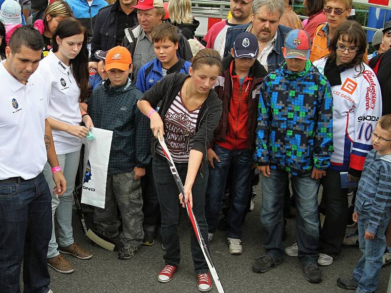 Rytíři Kladno připravili pro fanoušky hokeje propagační hody / Sletiště - Dny města Kladna 1. 9. 2012 