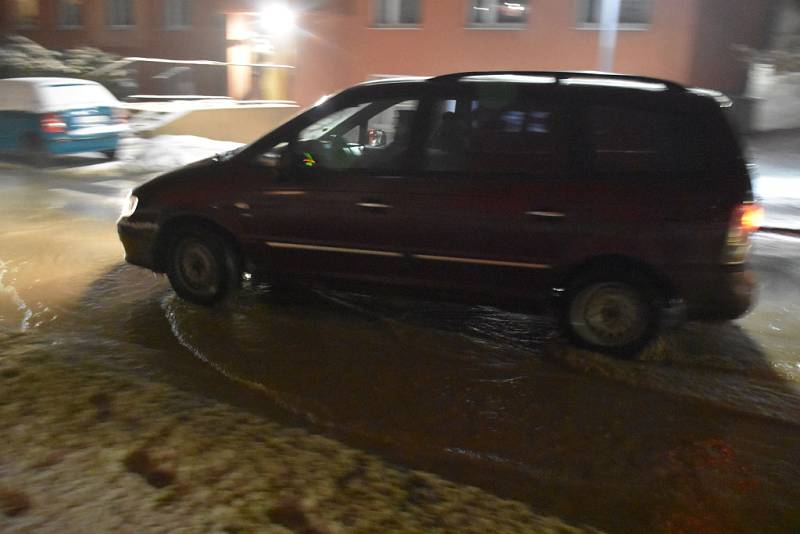 Havárie vodovodního potrubí ve Slaném v sídlišti Na Dolíkách ve středu odpoledne.