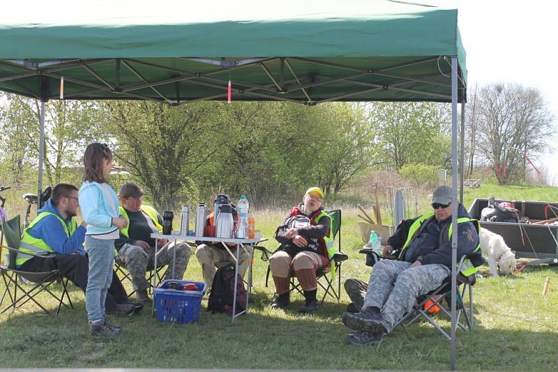 Motoburza a burza starožitností na letišti ve Velké Dobré