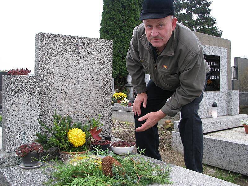 Neznámí lumpové poničili ve Zlonicích na dvacet hrobů. Starosta nevěřil svým očím.