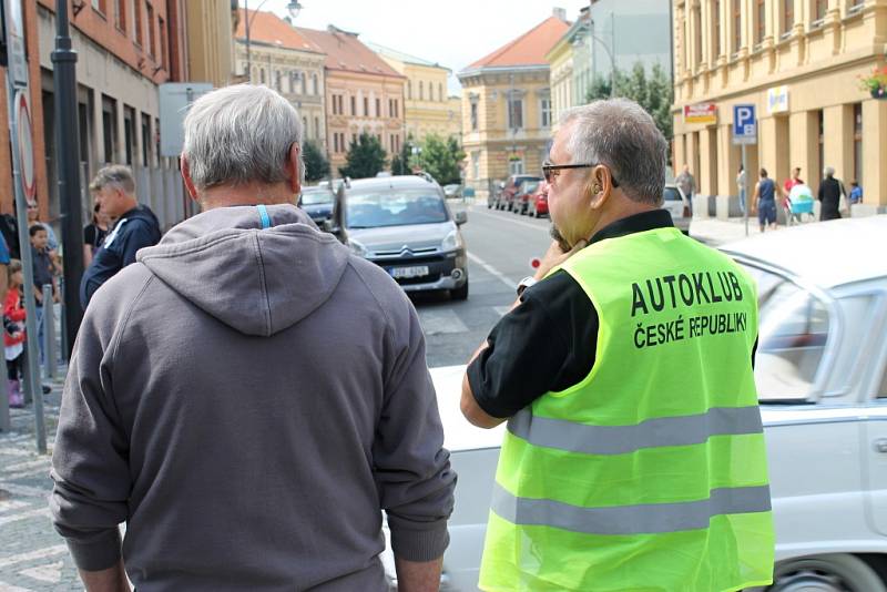 Legendární jízda historických vozidel přilákala opět po roce do Slaného desítky účastníků. První okruh se jel už před pětašedesáti lety.