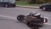 Motorkář v Kladně měl v pátek večer velké štěstí srážku s octávií naštěstí přežil.